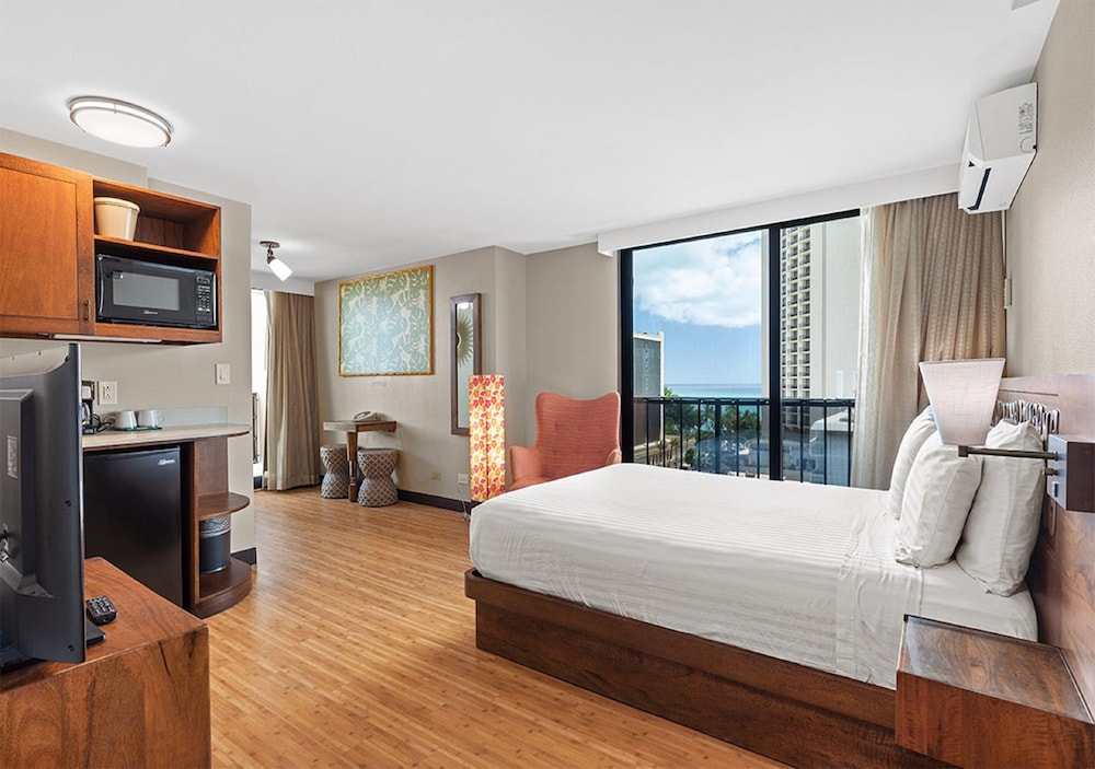 Castle Bamboo Waikiki 19/73