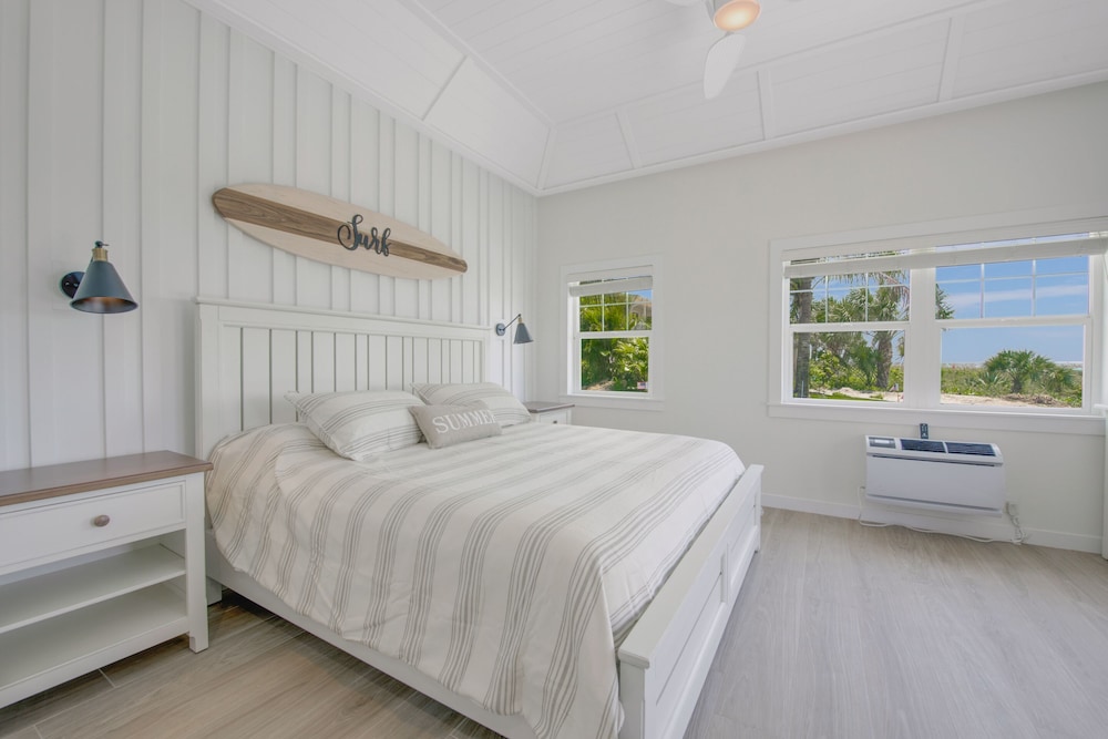 Deluxe, Studio, King Bed, Beach Front, Ocean View
