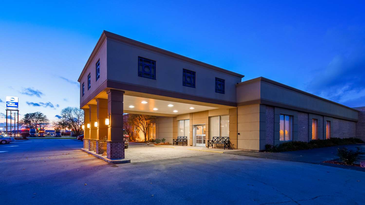 Best Western Crossroads Of The Bluffs 1/12