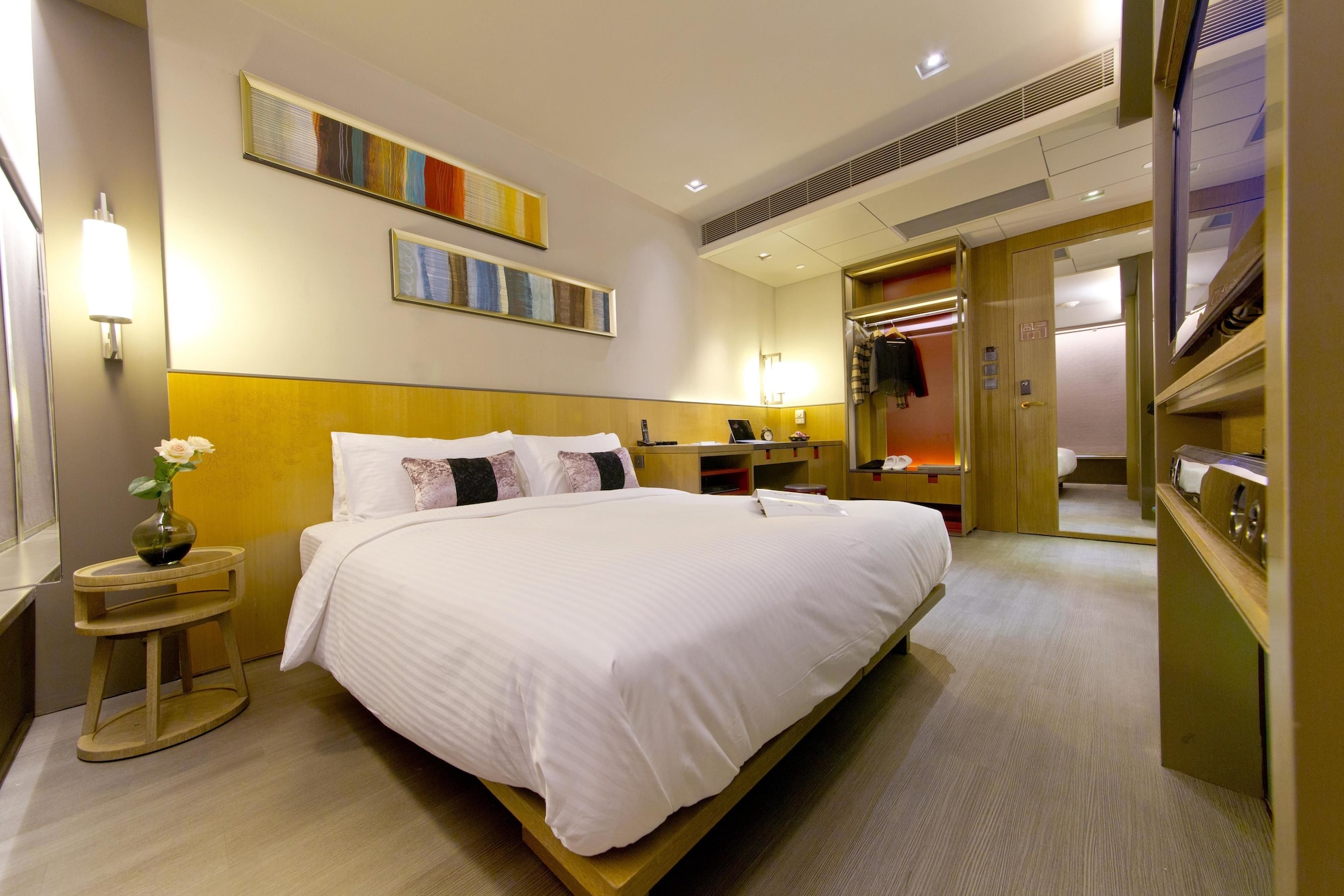 SUPERIOR, QUEEN BED