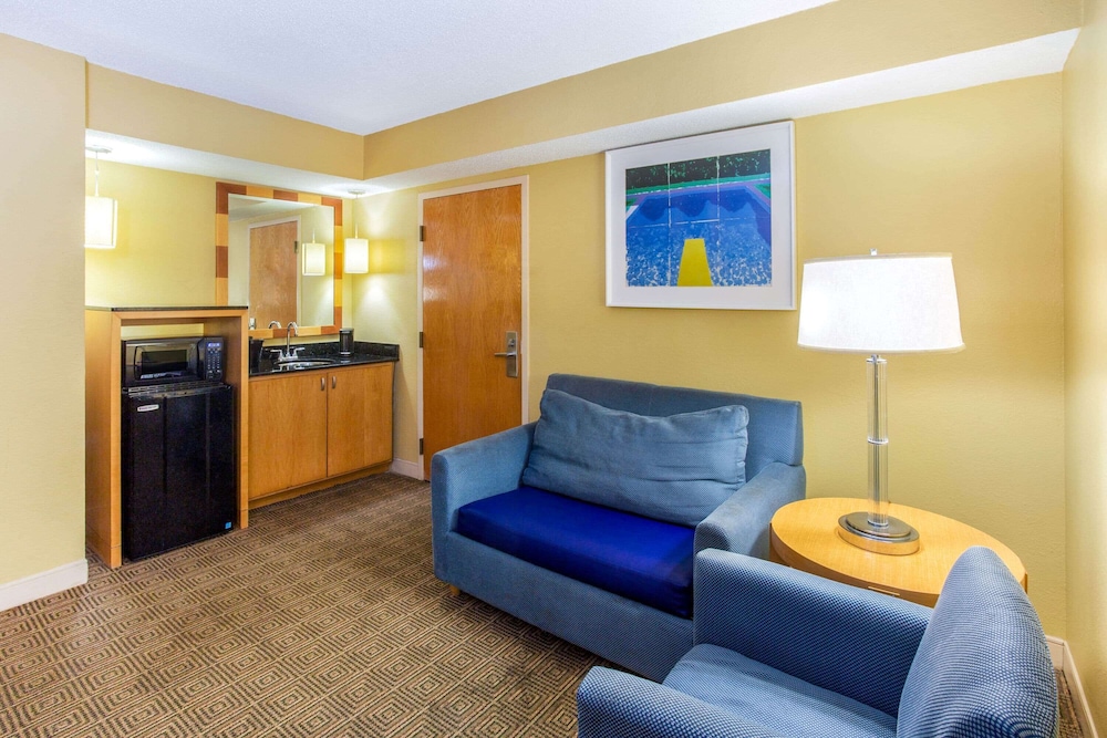 La Quinta Inn & Suites by Wyndham Sarasota Downtown 34/52
