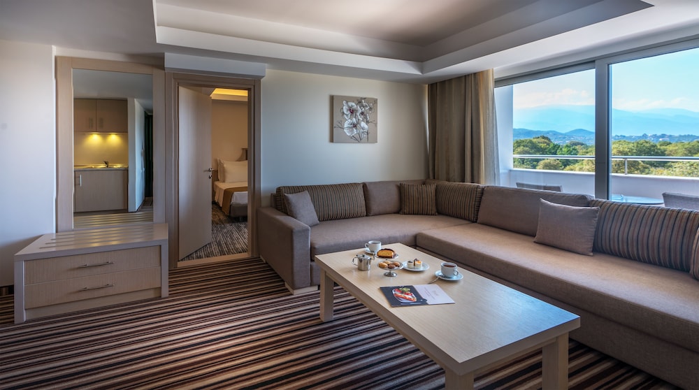 CRONWELL PLATAMON RESORT 28/50