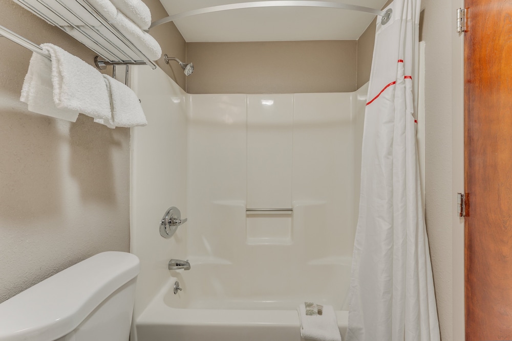 Red Roof Inn & Suites Newport – Middletown, RI 17/44