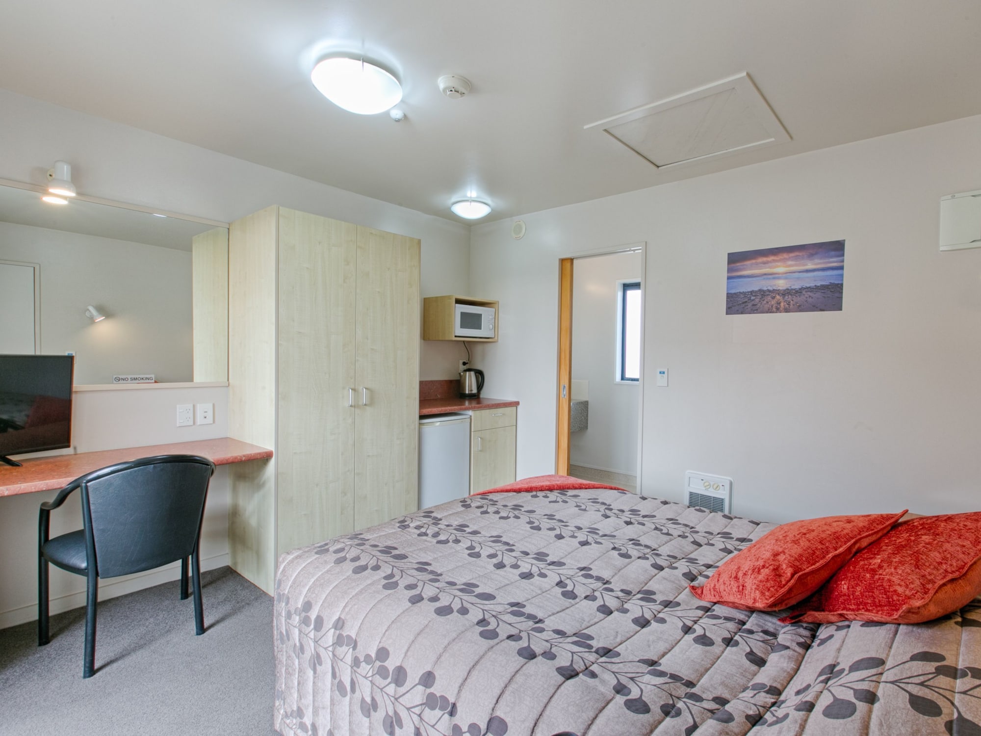 Compact, Studio, Queen Bed, Bella Vista Motel Hokitika 3/10