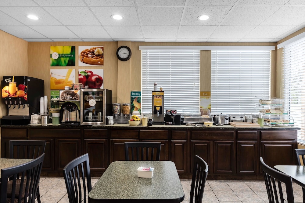 Quality Inn Tullahoma, TN 28/36