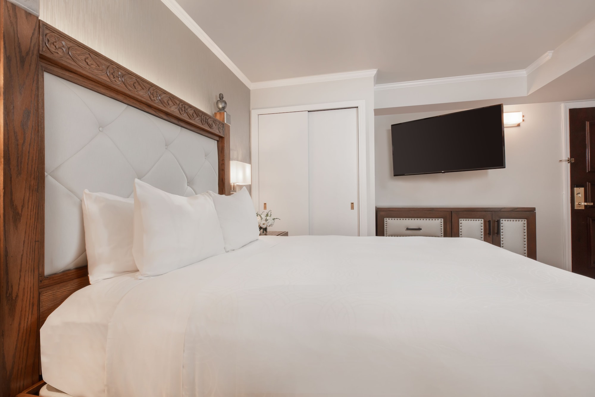 LUXURY, QUEEN BED