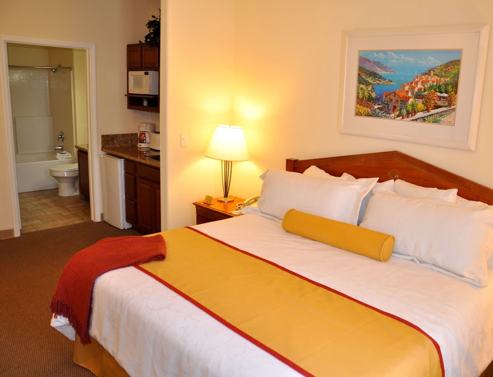 STUDIO, SUITE, KING BED, KITCHENETTE
