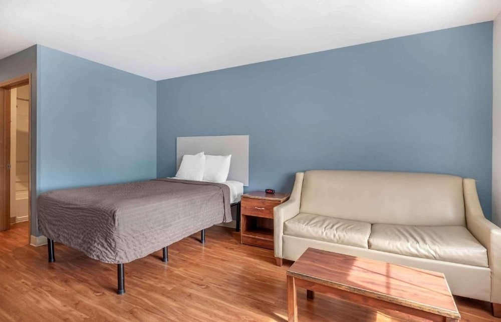 Studio 6 Extended Stay Wichita South KS 32/51