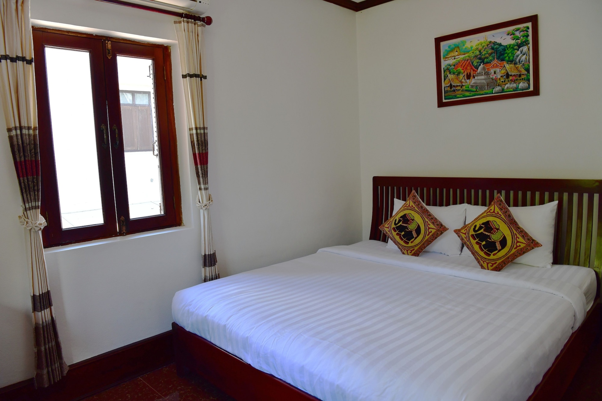 DELUXE, KING BED