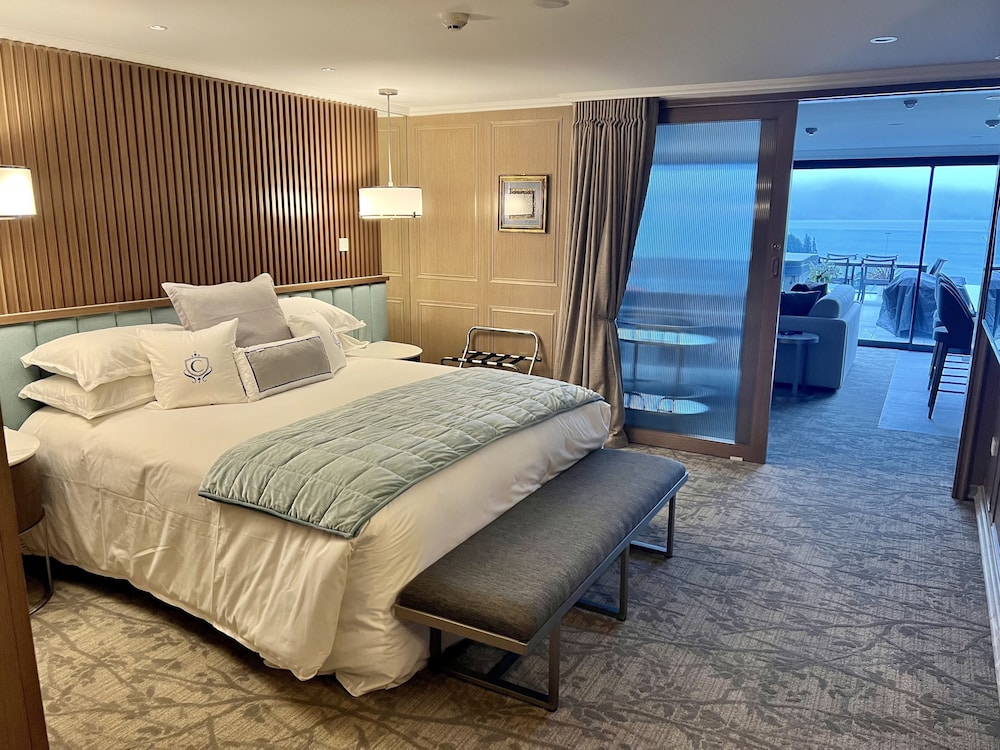 ROYAL, SUITE