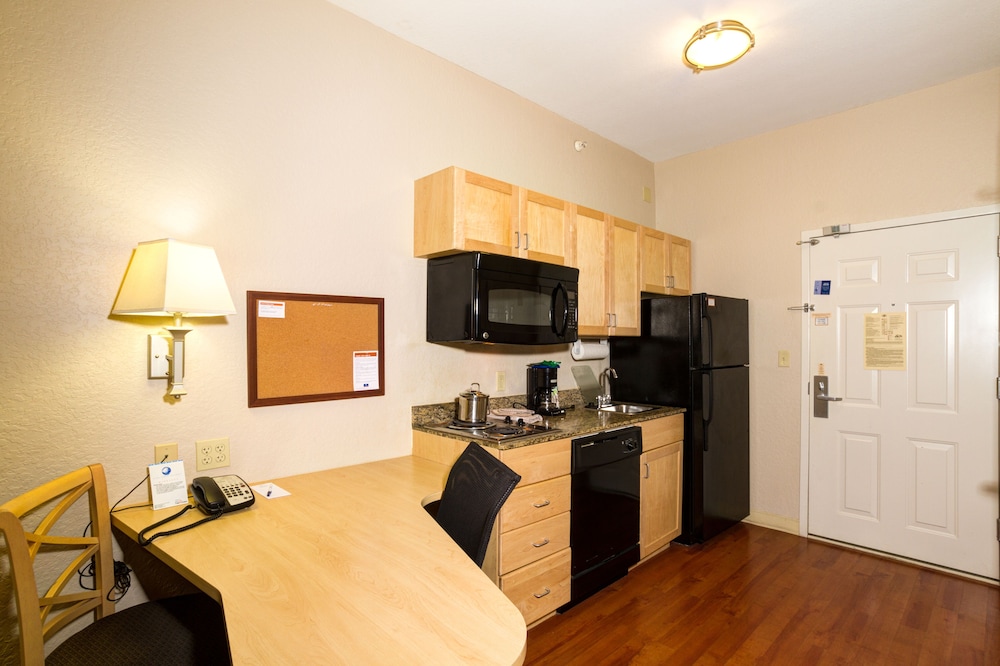 Candlewood Suites Ft Myers I 75 17/40