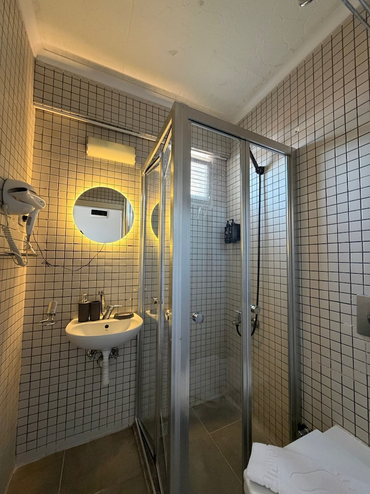 Avisos Hotel and Apartment 48/50