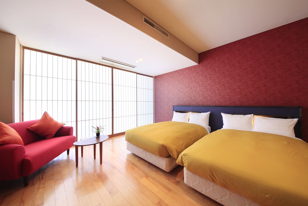 ROOM, TWIN BEDS