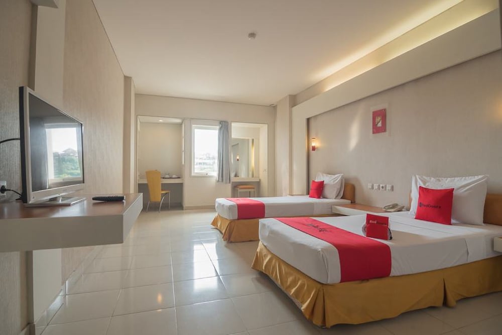 RedDoorz Plus near Kampung Gajah 3 29/39