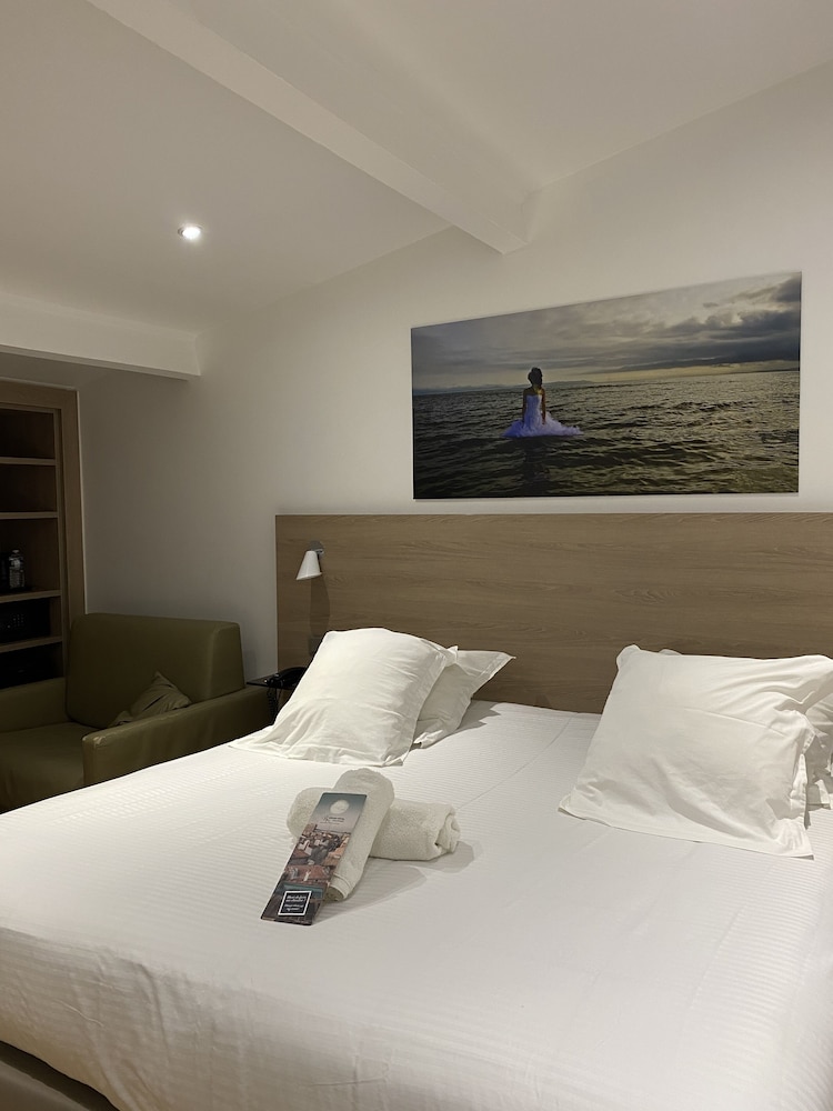 ROOM, TRIPLE