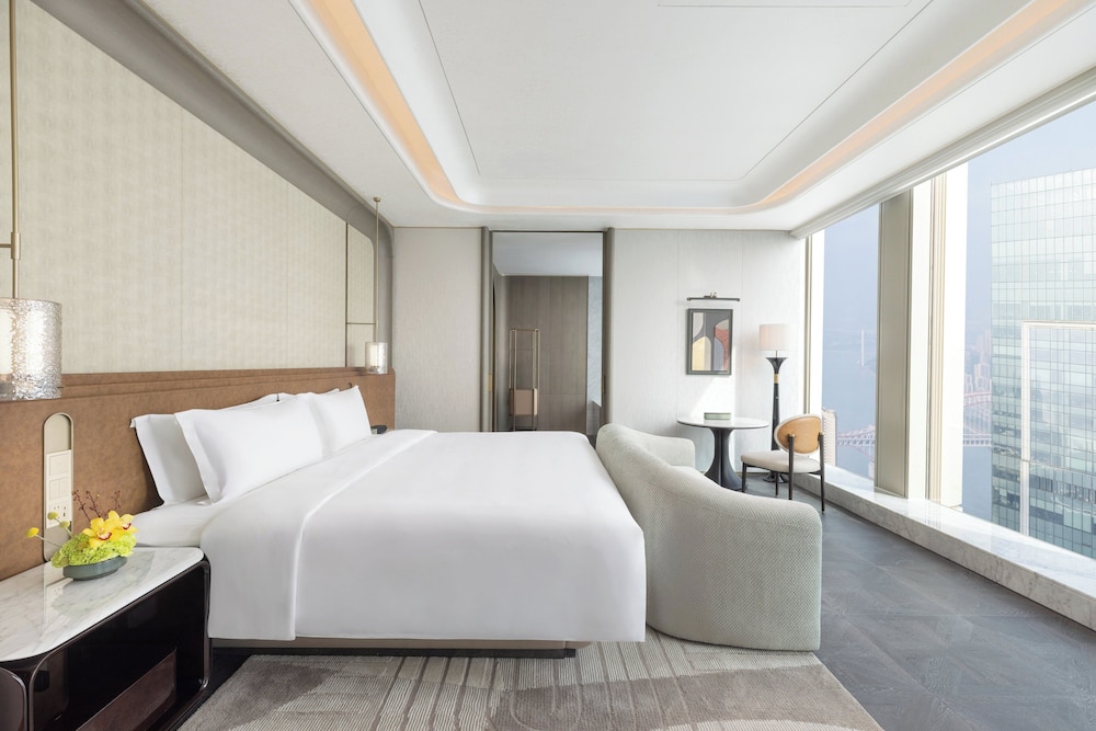 Ambassador, Suite, 1 King and 2 Double Beds