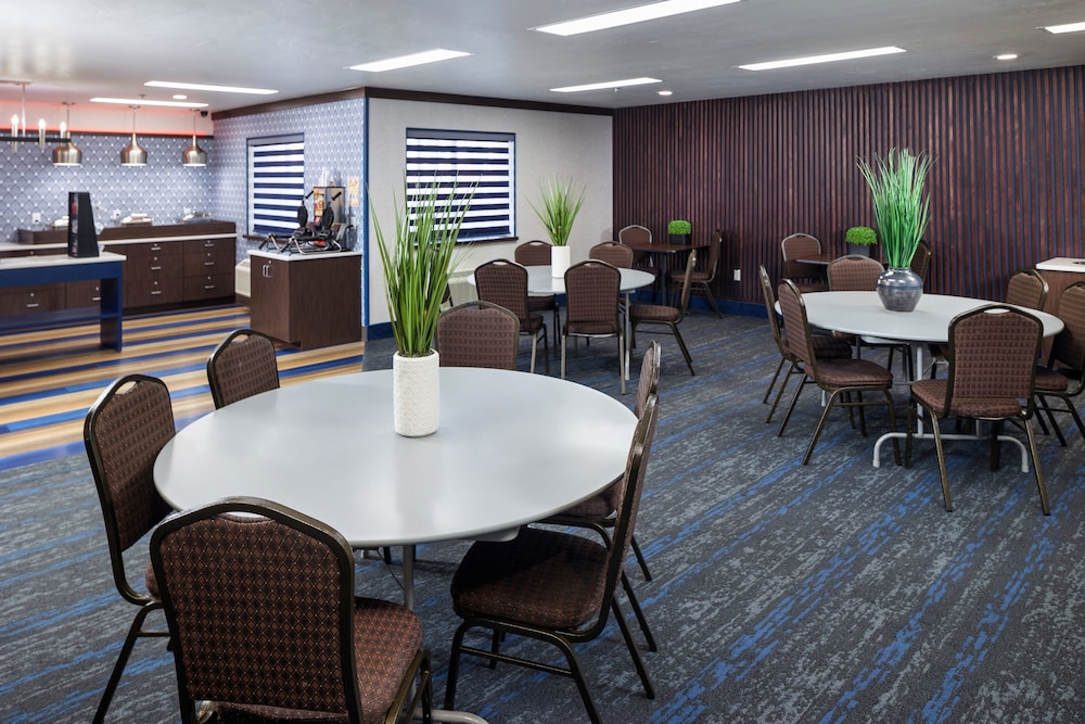 Hotel J Green Bay Formerly Airport Settle Inn 55/72