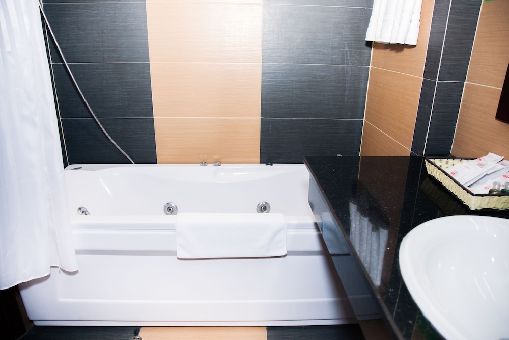Hai Ba Trung Hotel & Spa 36/38
