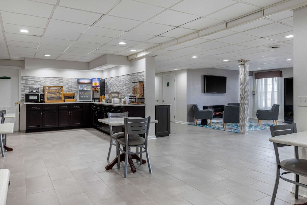 Econo Lodge At The University 34/41