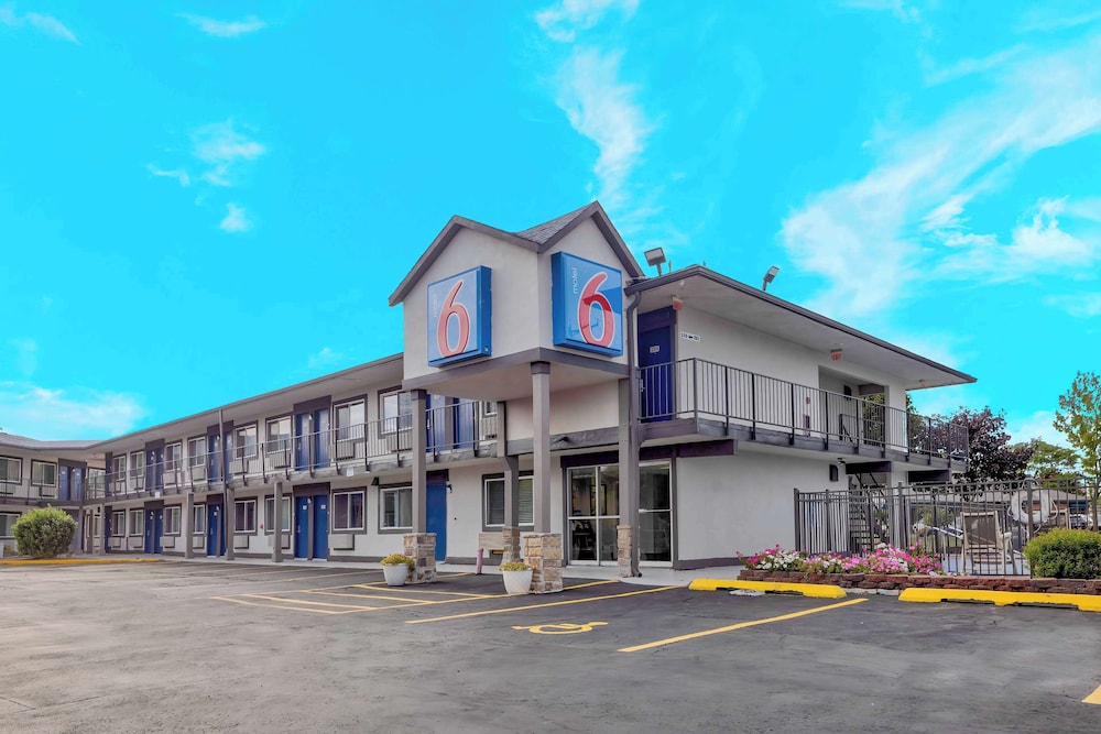 Motel6 Oshkosh, WI 56/67