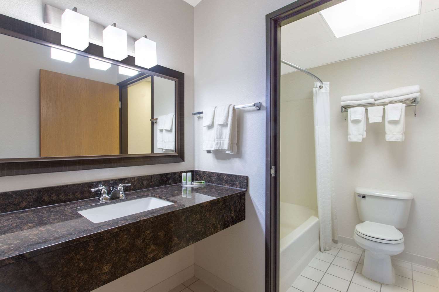 AmericInn by Wyndham Eau Claire 25/28