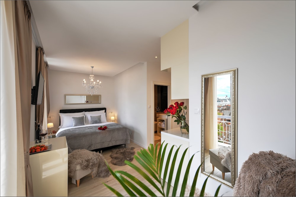 Via Porto Rooms 34/49