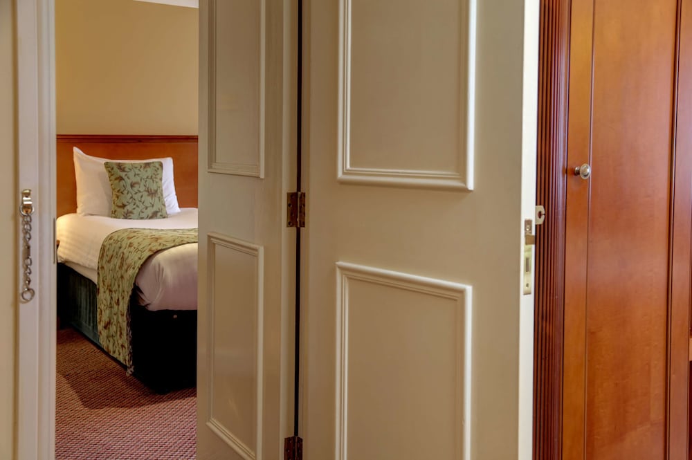 Yew Lodge Hotel East Midlands Airport 37/79