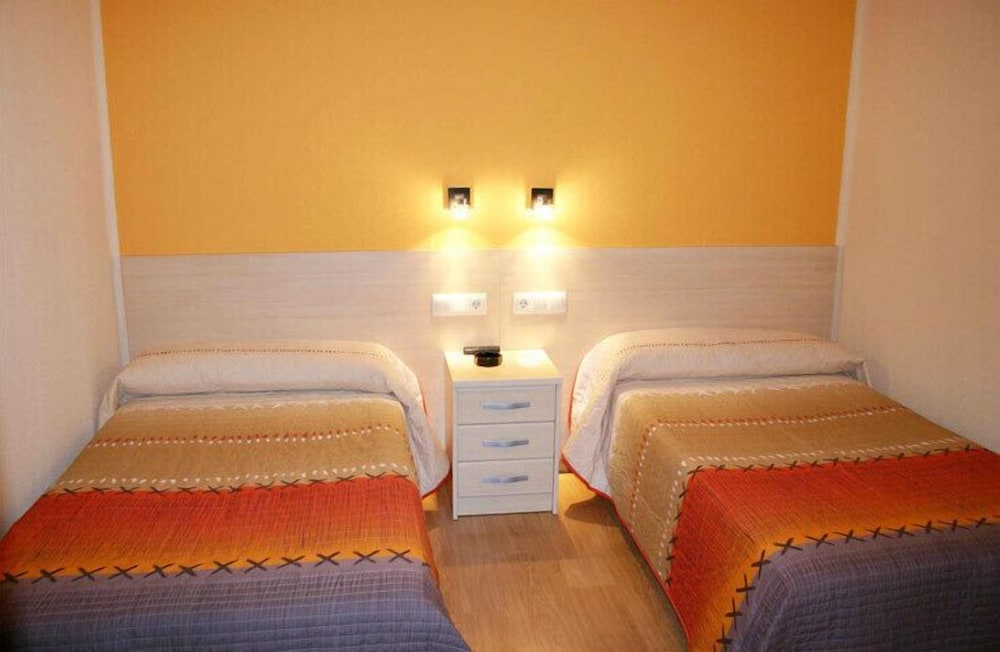 ROOM, TWIN BEDS