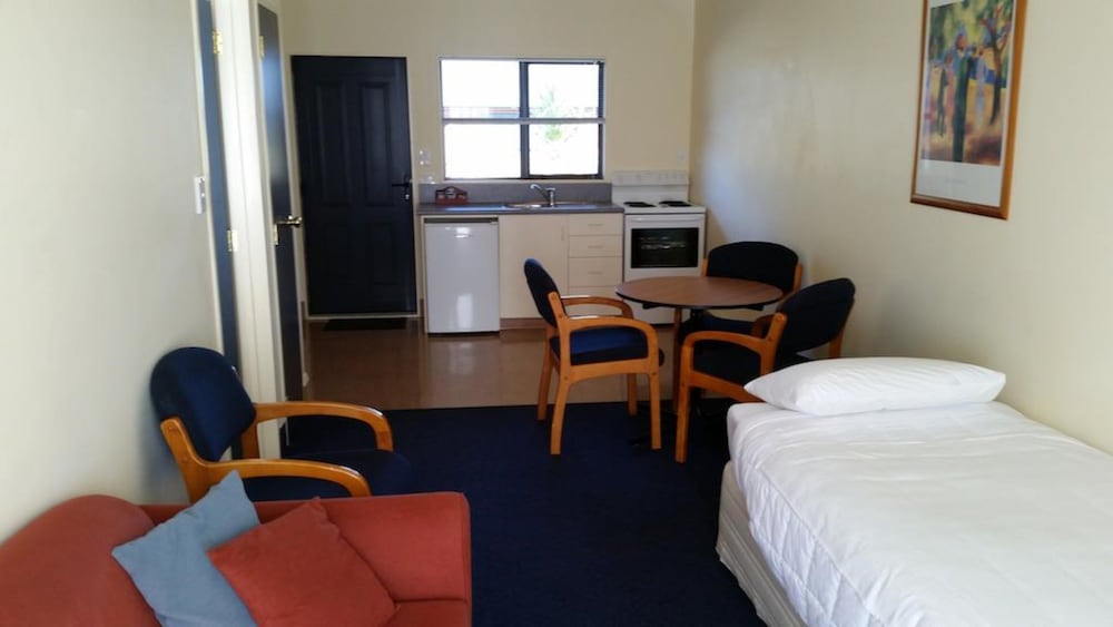 THE PEAKS MOTOR INN 18/40
