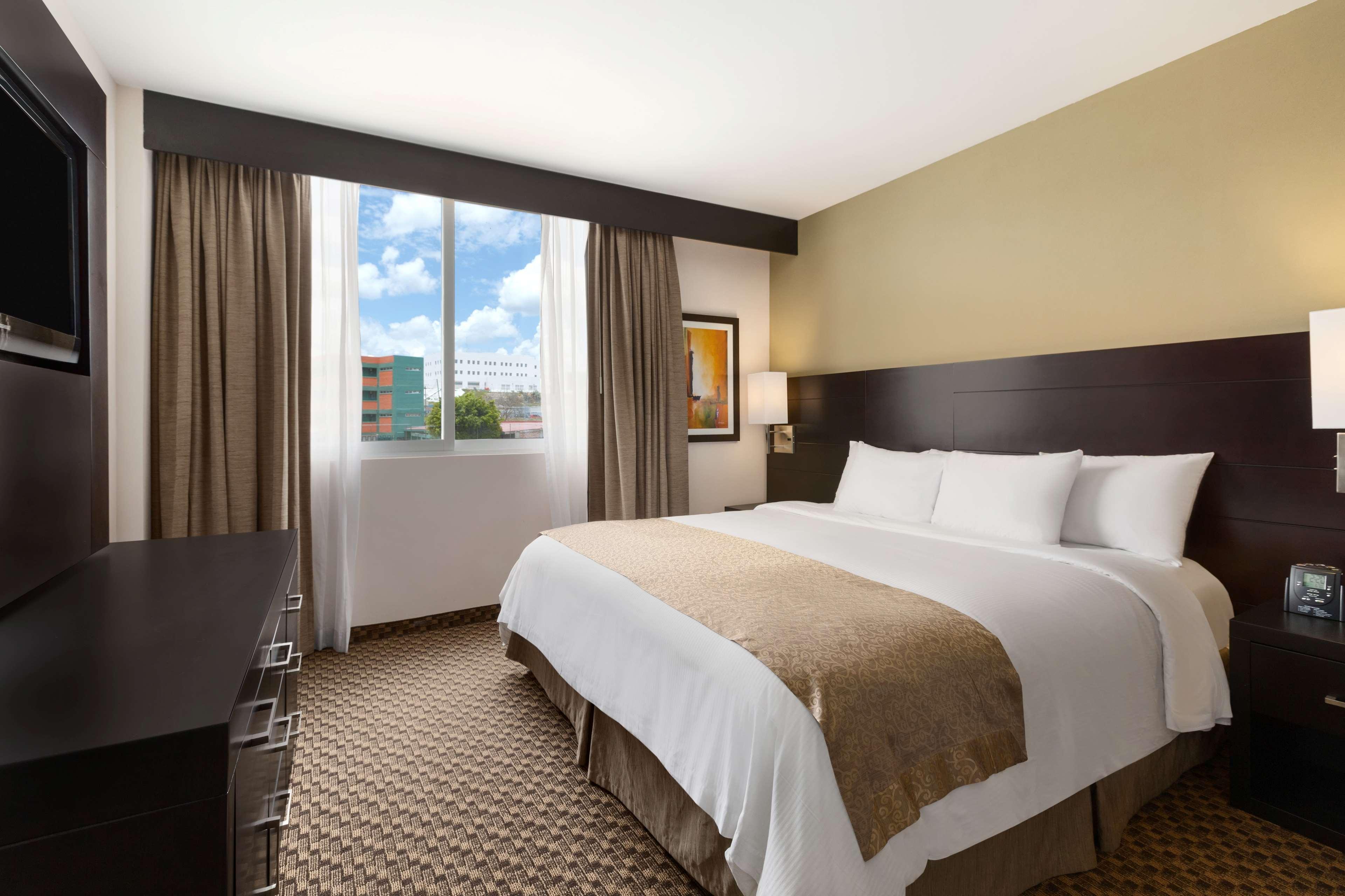 1 BEDROOM, SUITE, KING BED, SOFA