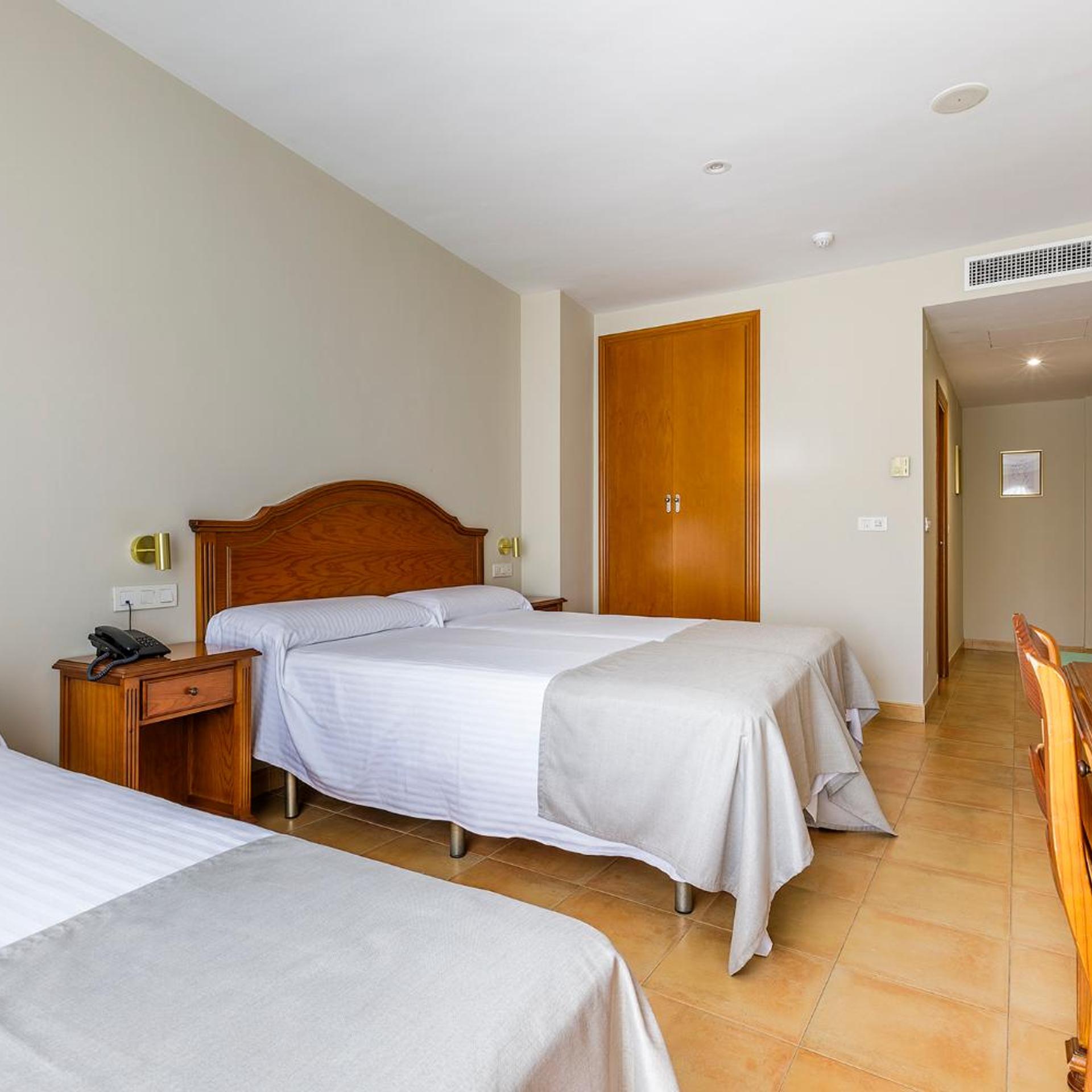 Room, Triple