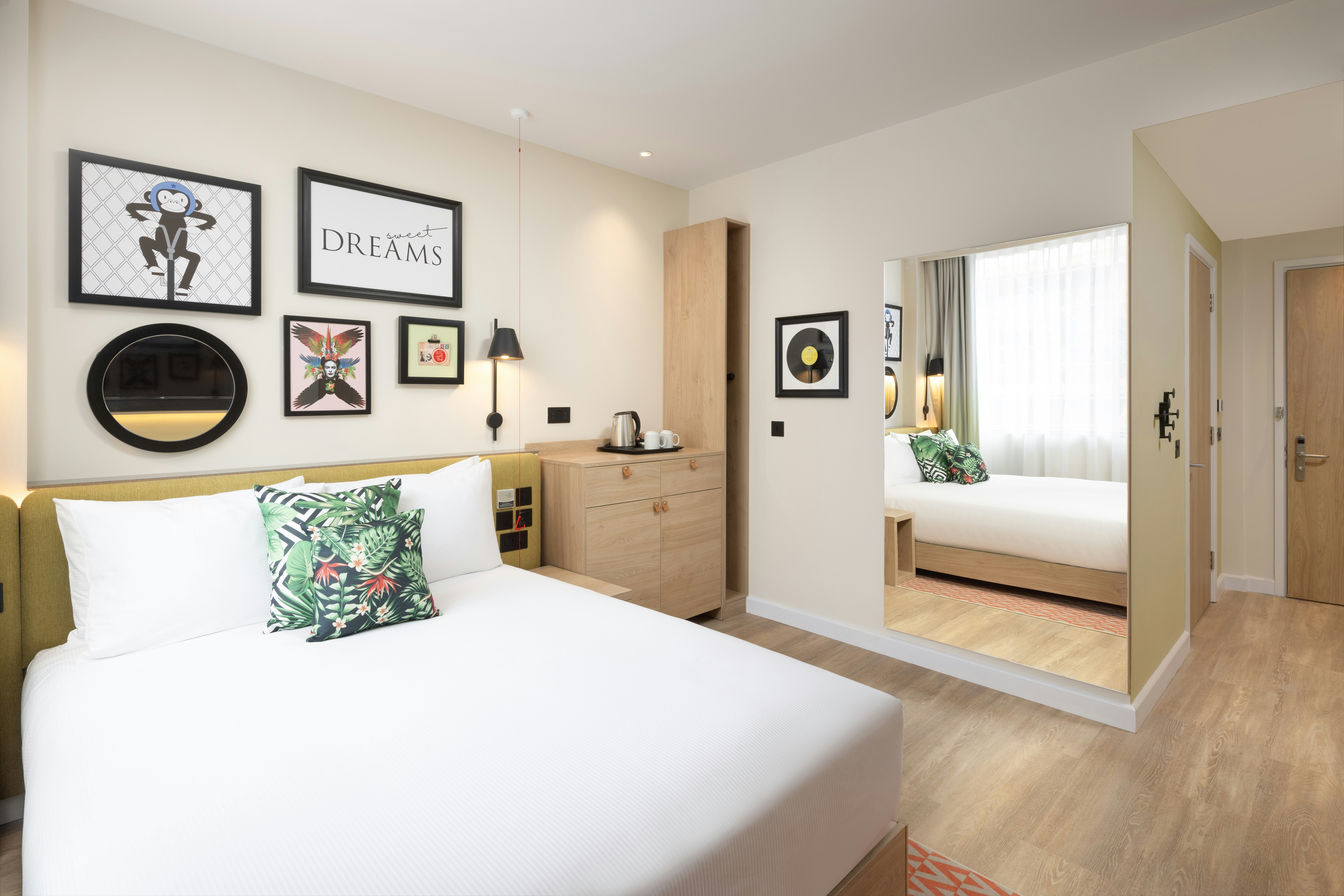 ROOM, QUEEN BED