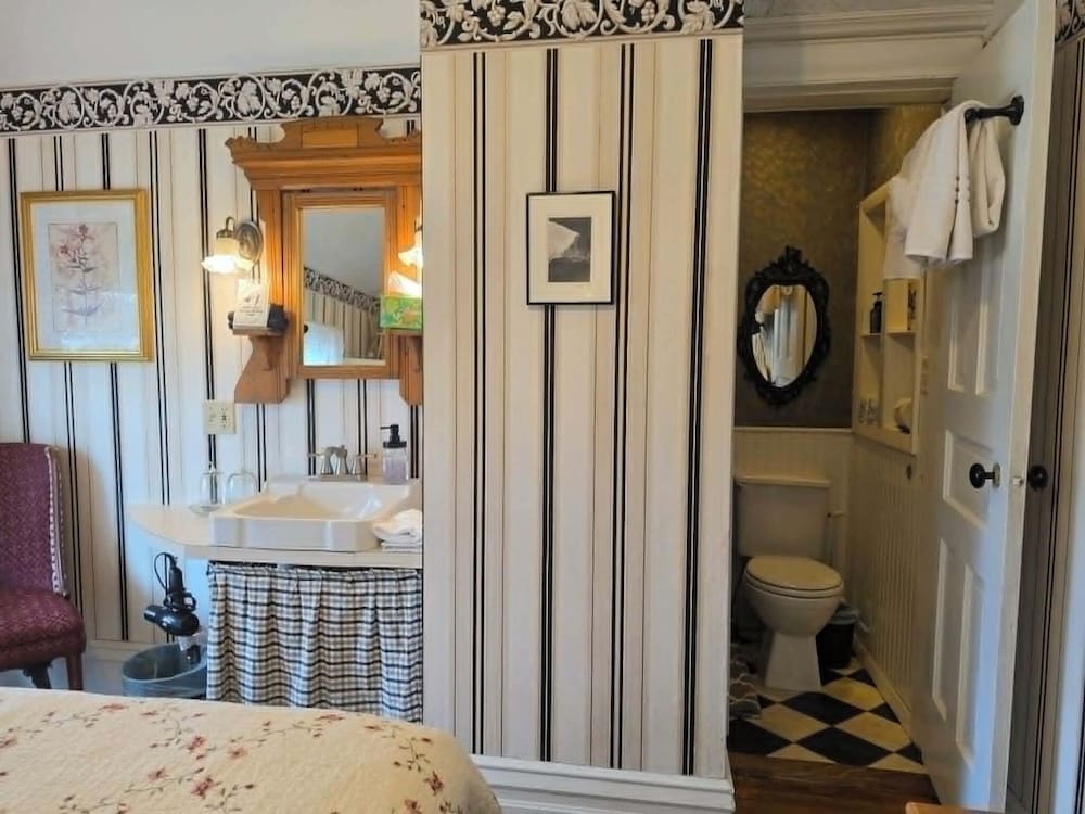 Standard, Queen Bed, The Inn at Ludington 7/7