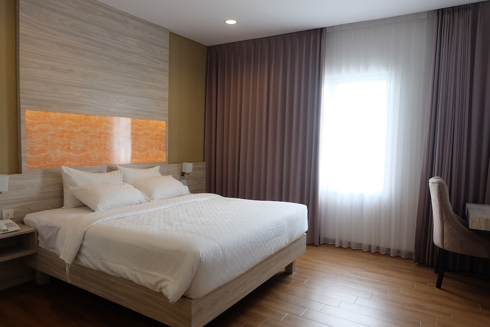 Front One Akshaya Hotel Karawang 33/61