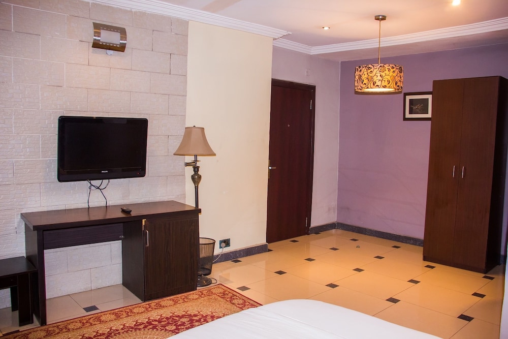 Tivoli Residence & Bar 24/40