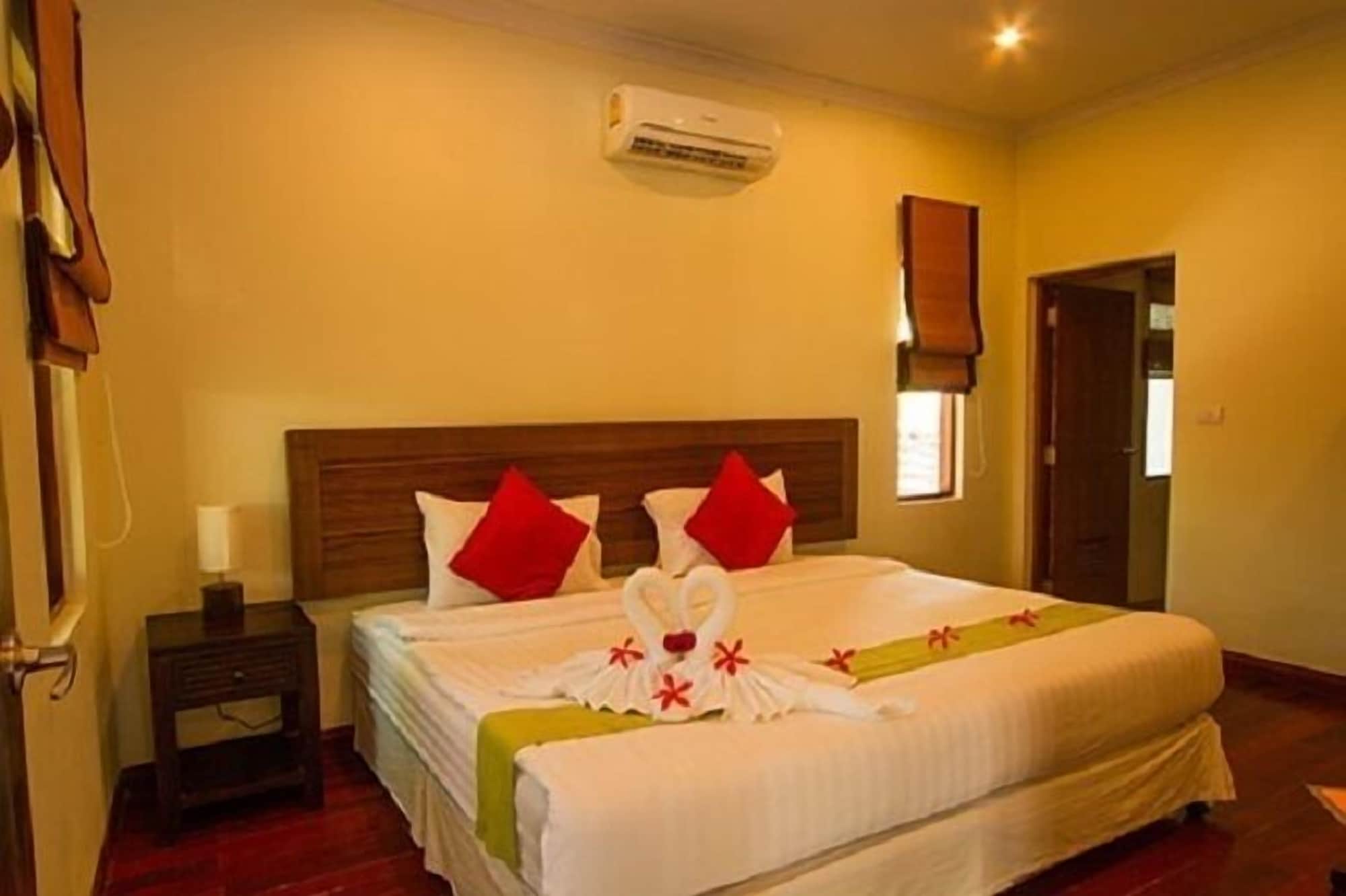 2 BEDROOMS, POOL ACCESS