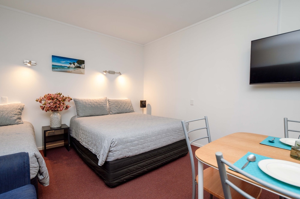 Senior, Suite, 1 Queen and 1 Single Bed, Kitchenette