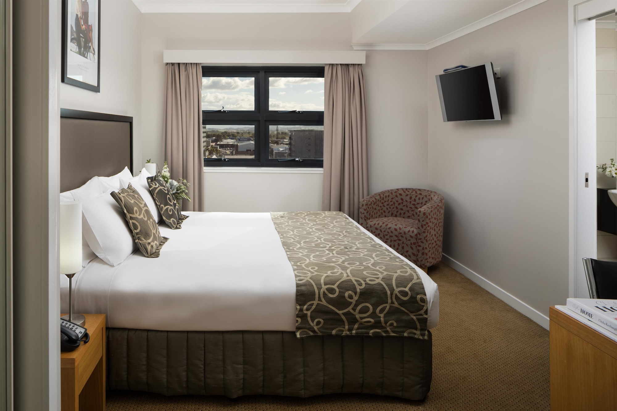 STUDIO, KING BED