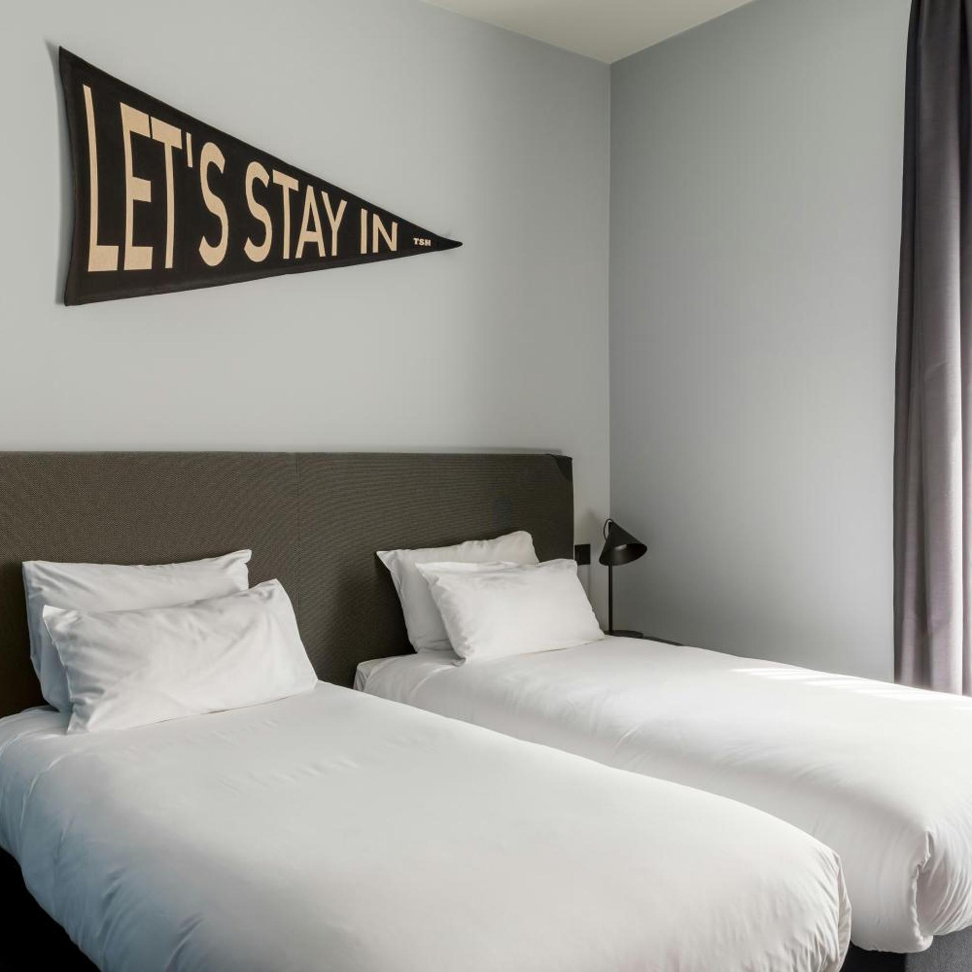 ROOM, TWIN BEDS