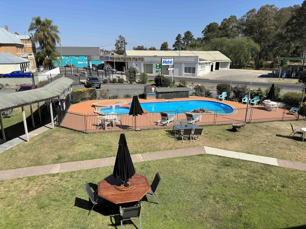 BUCKETTS WAY MOTEL 14/33