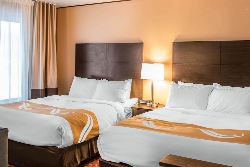 جناح بسريرين كوين مع أريكة لذوي الإعاقة، Quality Inn & Suites Houghton Downtown 8/10
