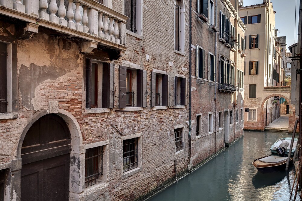 Rialto Canal View 18/25