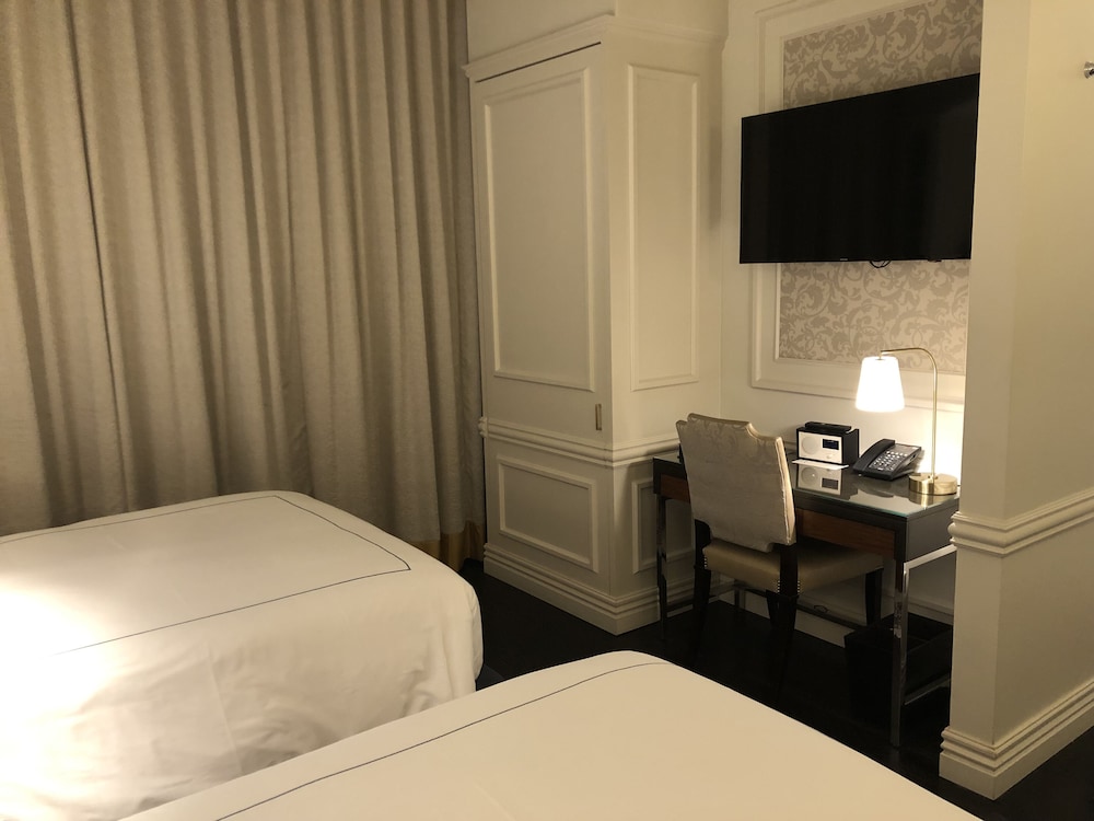 The Adelphi Hotel 26/75
