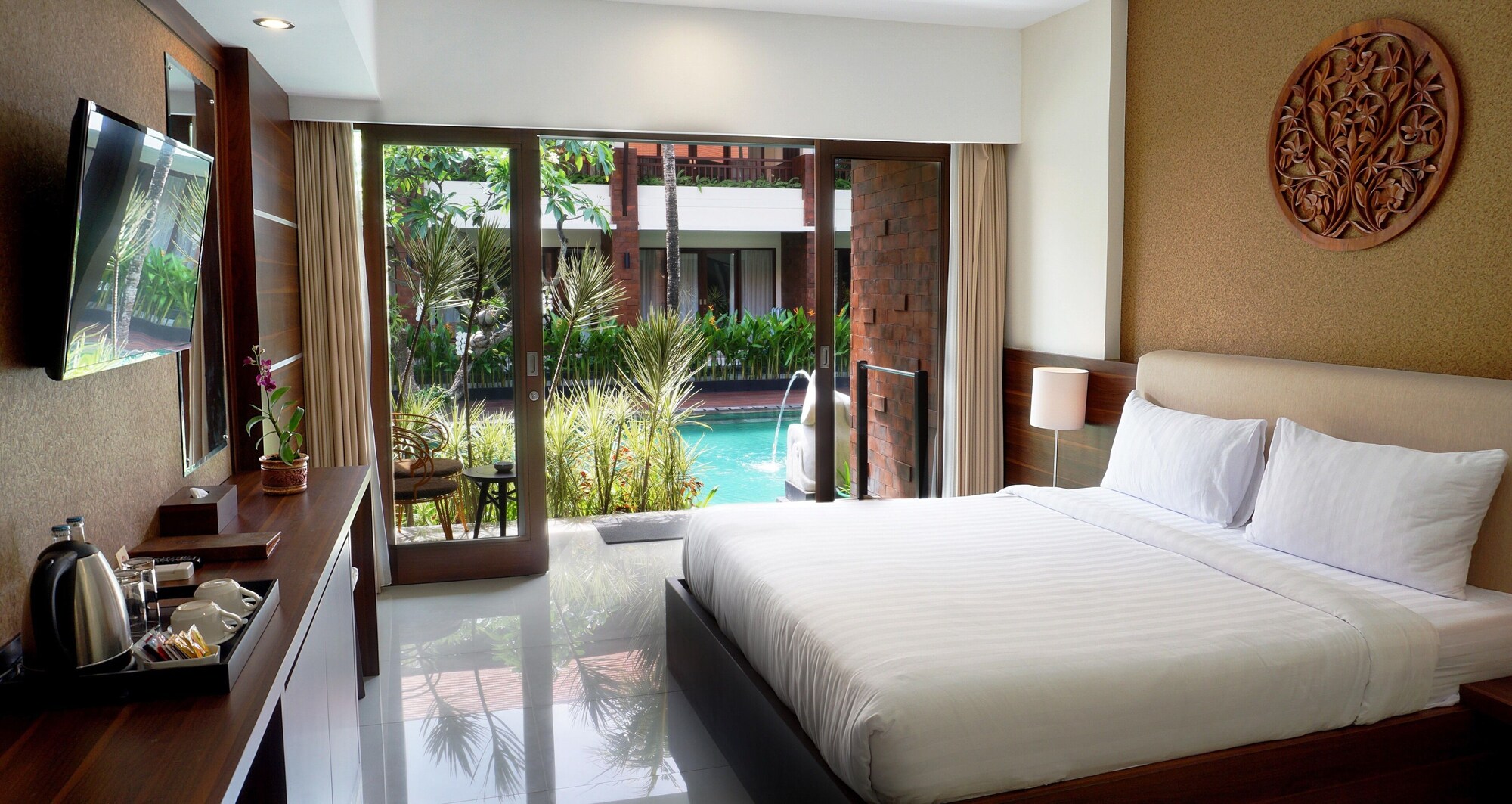 Deluxe, King Bed, Pool Access