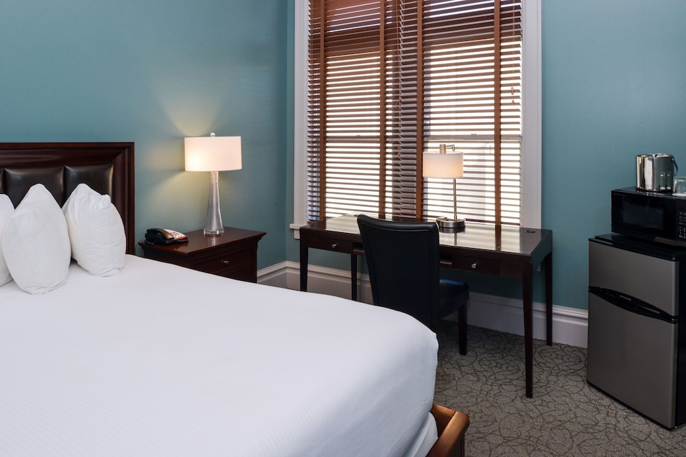 ROOM, QUEEN BED, ACCESSIBLE