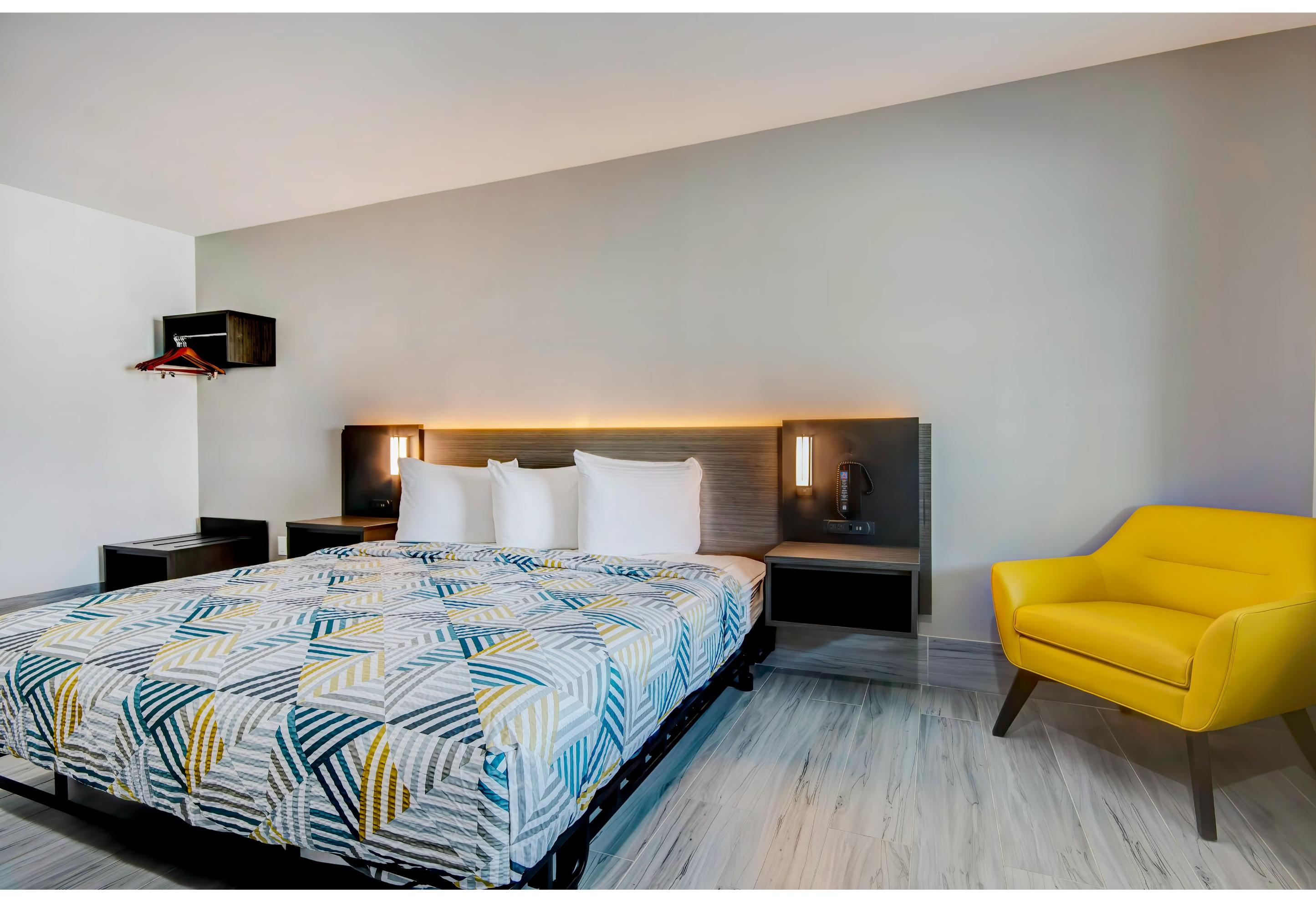 1 King Bed - Non-Smoking