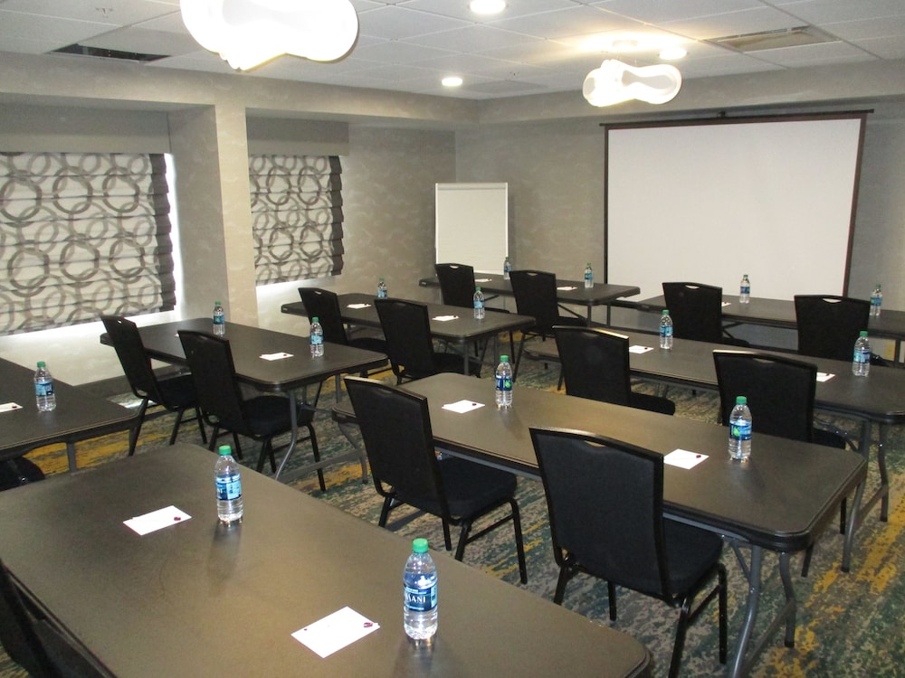 Best Western Plus Bloomington East Hotel 24/24