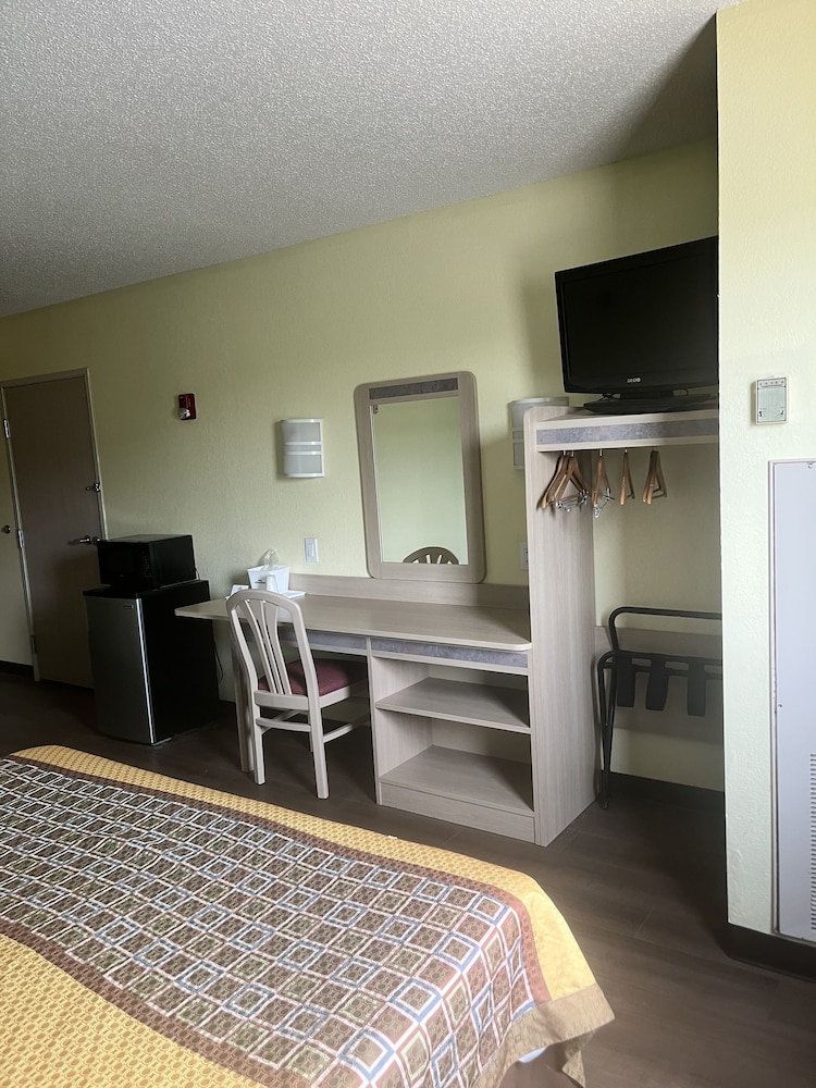 Howard Johnson by Wyndham Clarksville Tennessee 10/45