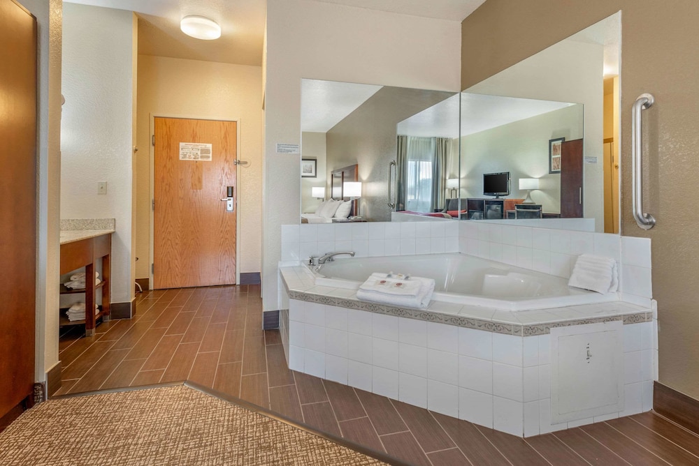 Comfort Inn Fremont, IN 27/39