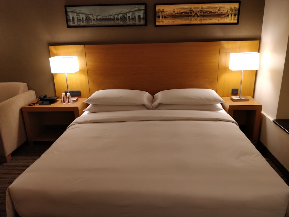Hyatt Place Hyderabad Banjara Hills 24/54